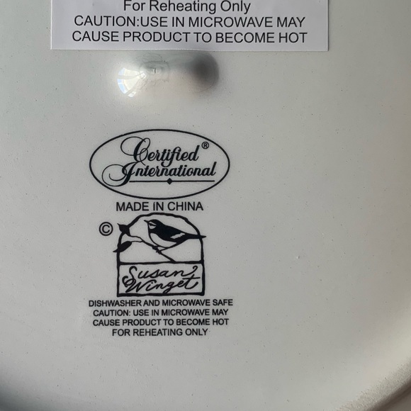 Collectible Raccoons in Fall Ceramic Plate - Fall 2023 collection - Picture 3 of 4